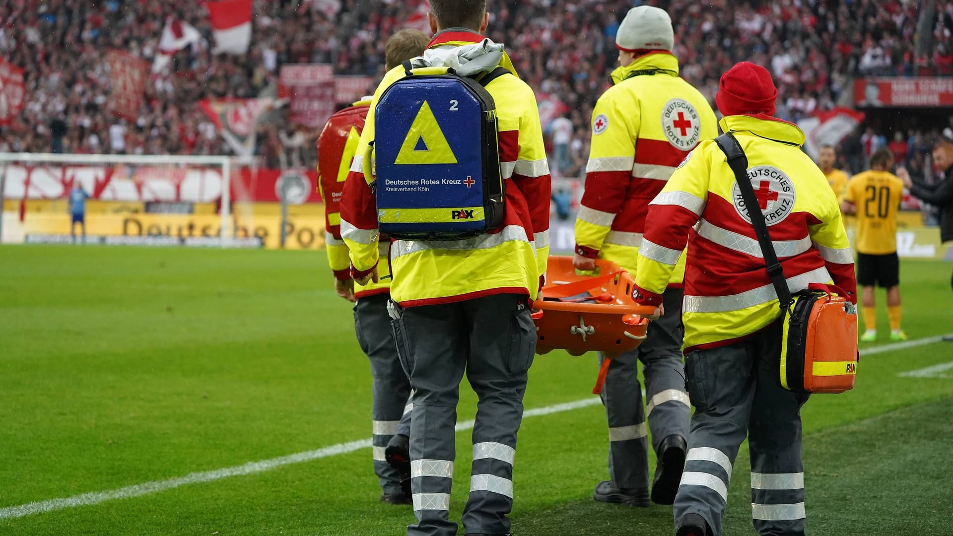 Paramedics in the RheinEnergieStadion (archive photo):