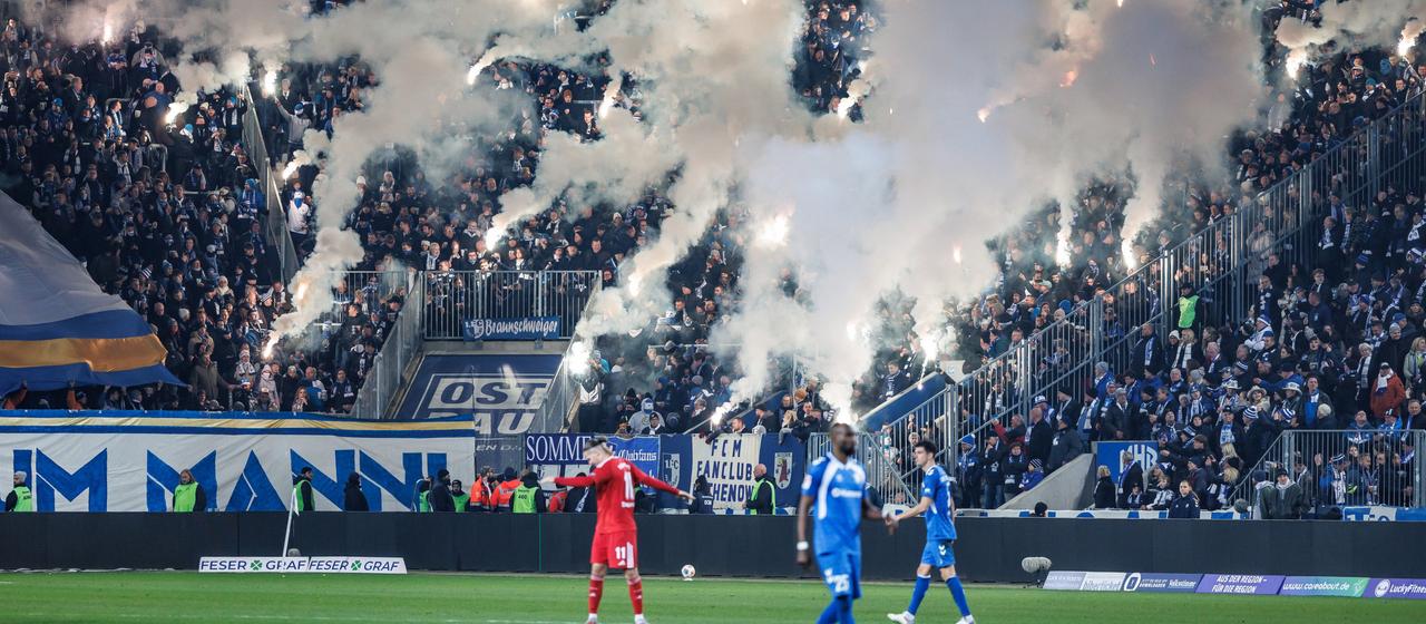 The smoke from the Magdeburg choreography causes the game to be interrupted for minutes