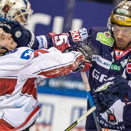 Berlin's John Ramage in the fight against Florian Elias from the Adler Mannheim (imago images/Andreas Gora)