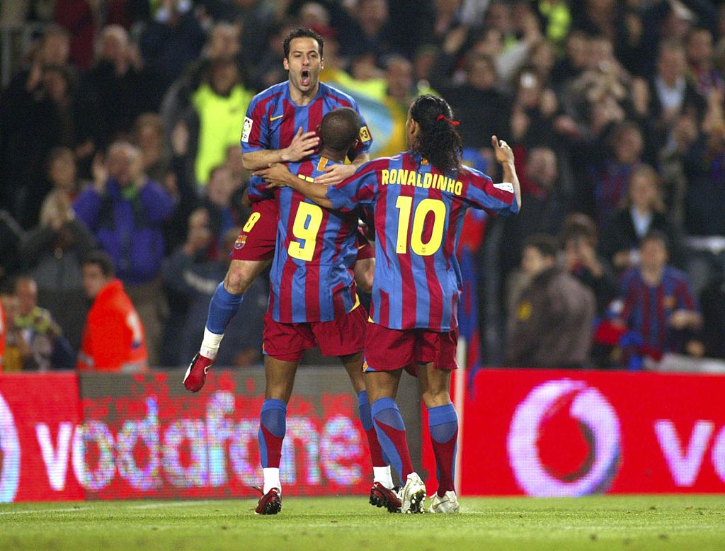 BARCELONA, SPAIN - MARCH 21: Ludovic Giuly, Ronaldinho and Samuel Eto'o of FC Barcelona celebrate Etoo's first goal during the La Liga match between FC Barcelona and Getafe on March 21, 2006, played at the Camp Nou stadium in Barcelona, ​​Spain. (Photo by Luis Bagu/Getty Images).