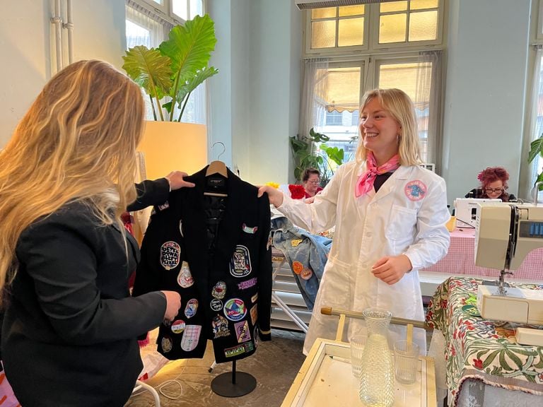 Manou receives all the jackets from visitors (photo: Megan Hanegraaf).