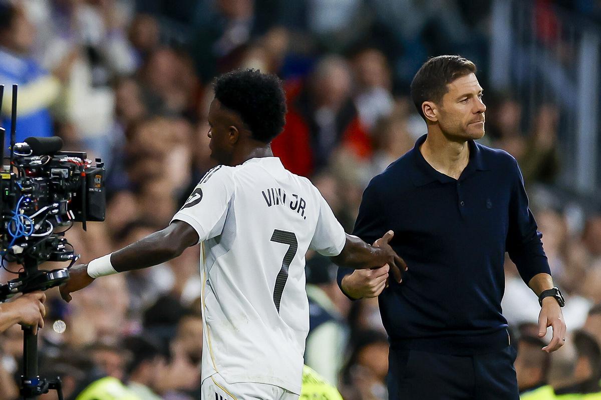 Vinícius and Xabi Alonso, after the Brazilian's change to Real Madrid-Valencia.