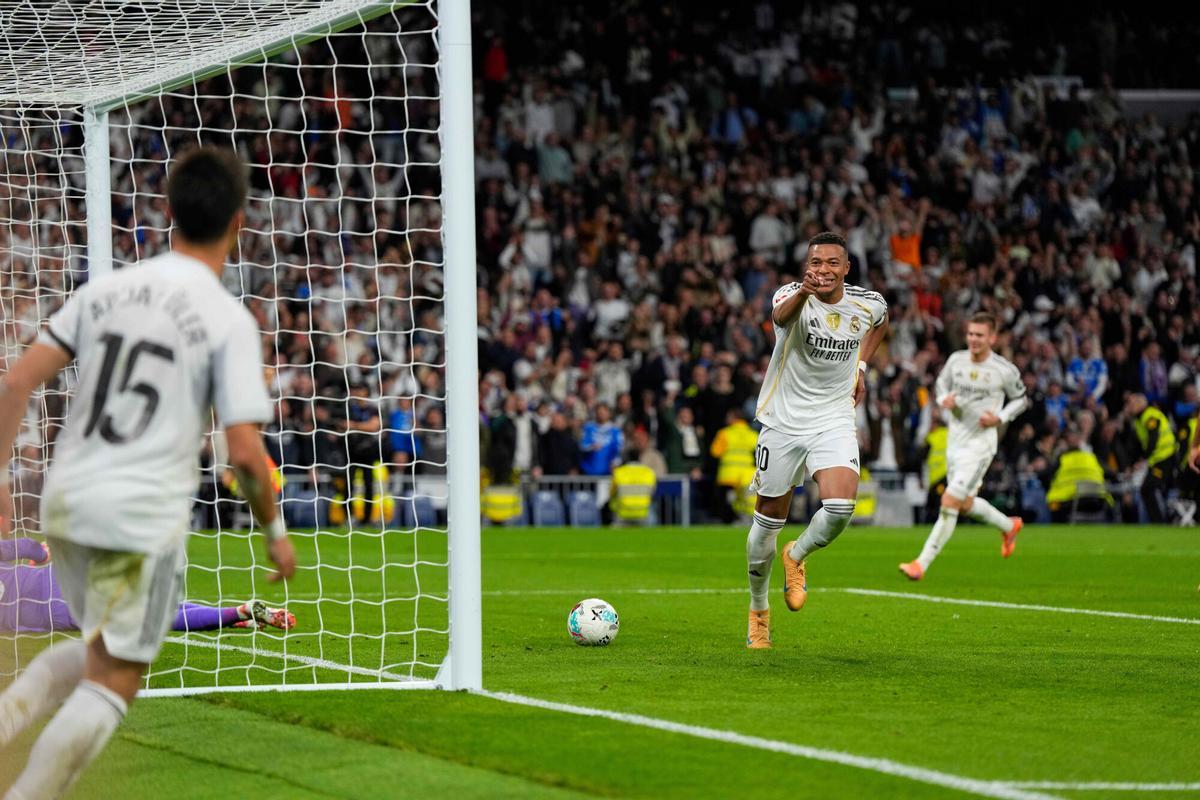 Kylian Mbappé celebrates with Arda Güler his second goal in Real Madrid-Valencia.