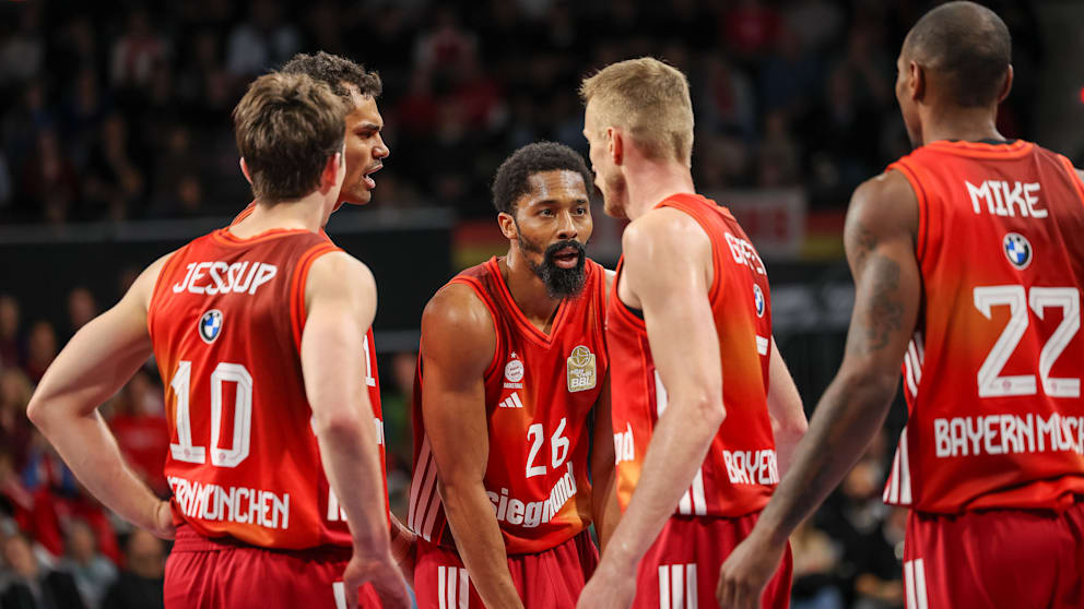 Teamplayer: Spencer Dinwiddie (Nr. 26) im Kreis der Bayern-Profis
