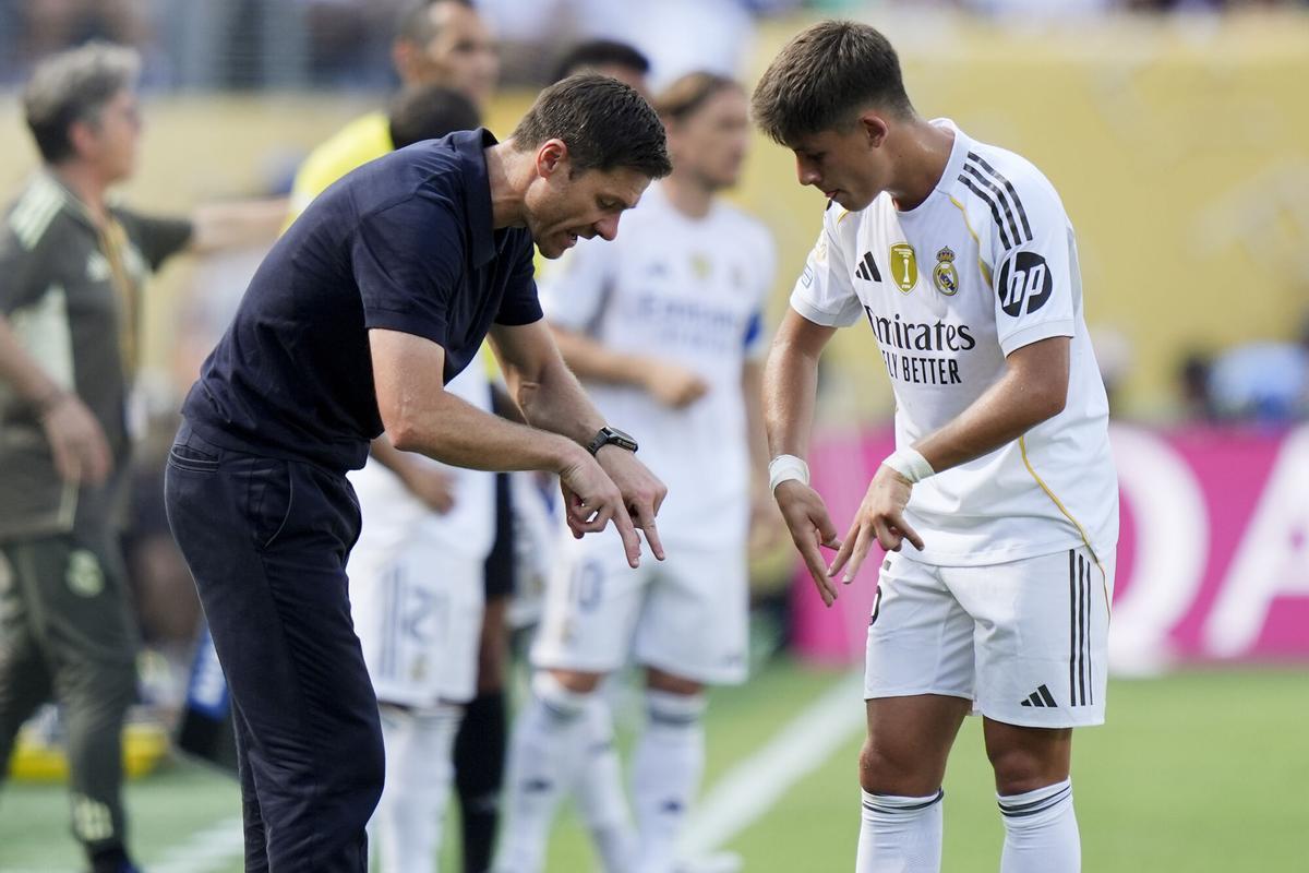 Xabi Alonso tries to explain to Arda Guler the team's positioning in the Club World Cup semi-final against PSG