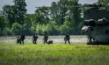 During a recent exercise in the Northern Netherlands, army and air force soldiers trained to carry out airborne operations. Photo Kees van de Veen 