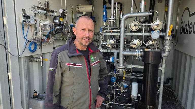 Farmer Jos at the gas generation installation, the container in which the gas is prepared for the consumer (photo: Noël van Hooft).