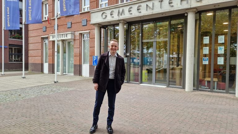Matt Kanters in front of the town hall in Boekel (photo: Tom Berkers).