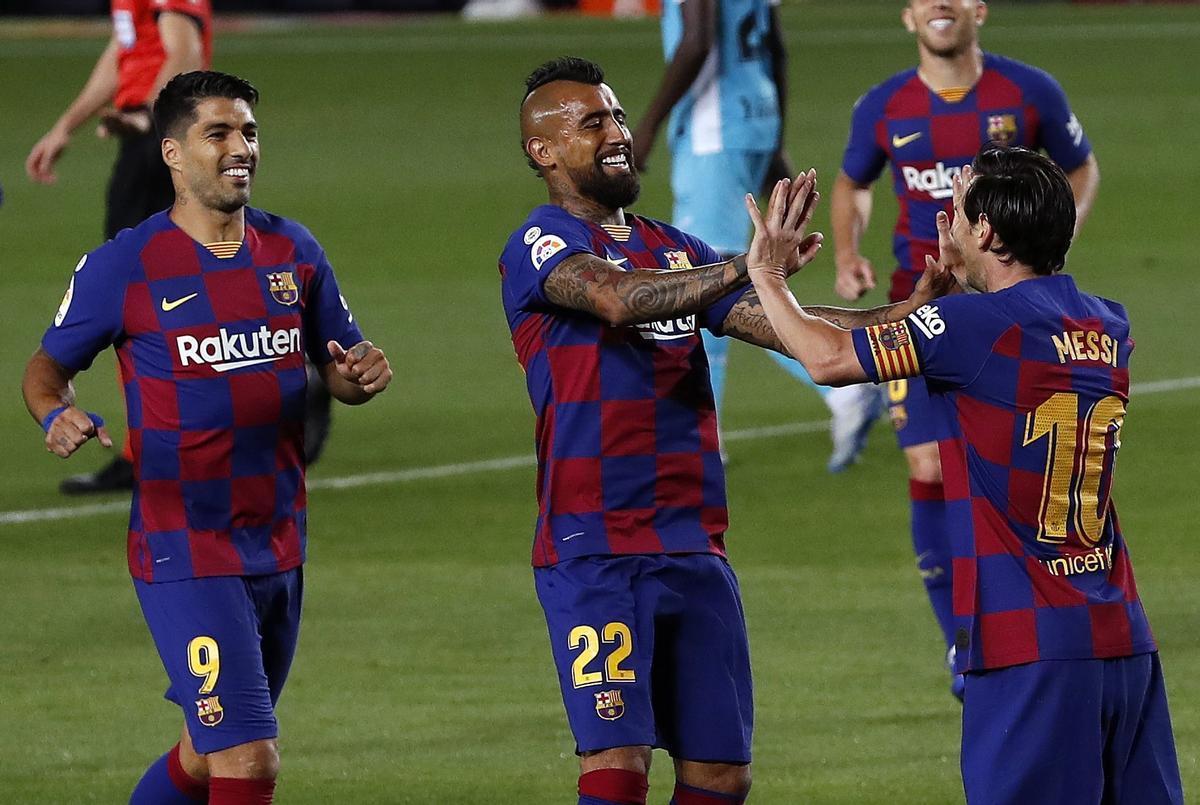Suárez, Messi and Arturo Vidal celebrating a goal