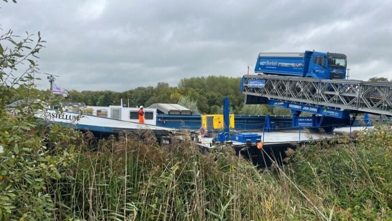 Trucks full of sand drive on a specially constructed bridge to get the sand into the boat (photo: Aa en Maas Water Board).