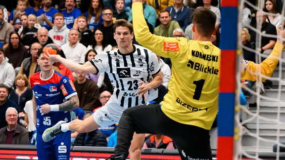 Rune Dahmke (THW Kiel) attempting a spin in the DHB Cup game near Balingen-Weilstetten
