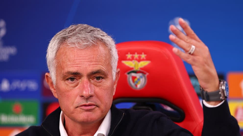 Benfica-Coach José Mourinho in der Pressekonferenz nach dem 0:1 seines Teams in der Champions League gegen Bayer Leverkusen