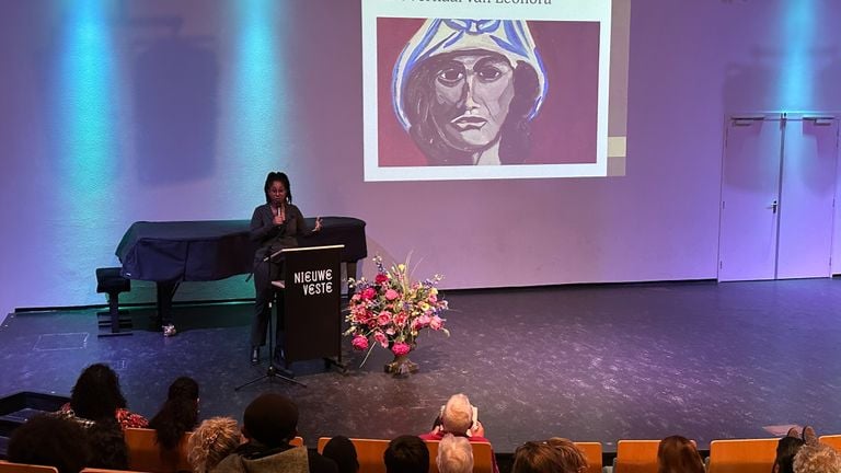 Joandi Hartendorp gives a lecture at the teachers' day about the history of slavery (photo: Ronald Sträter).