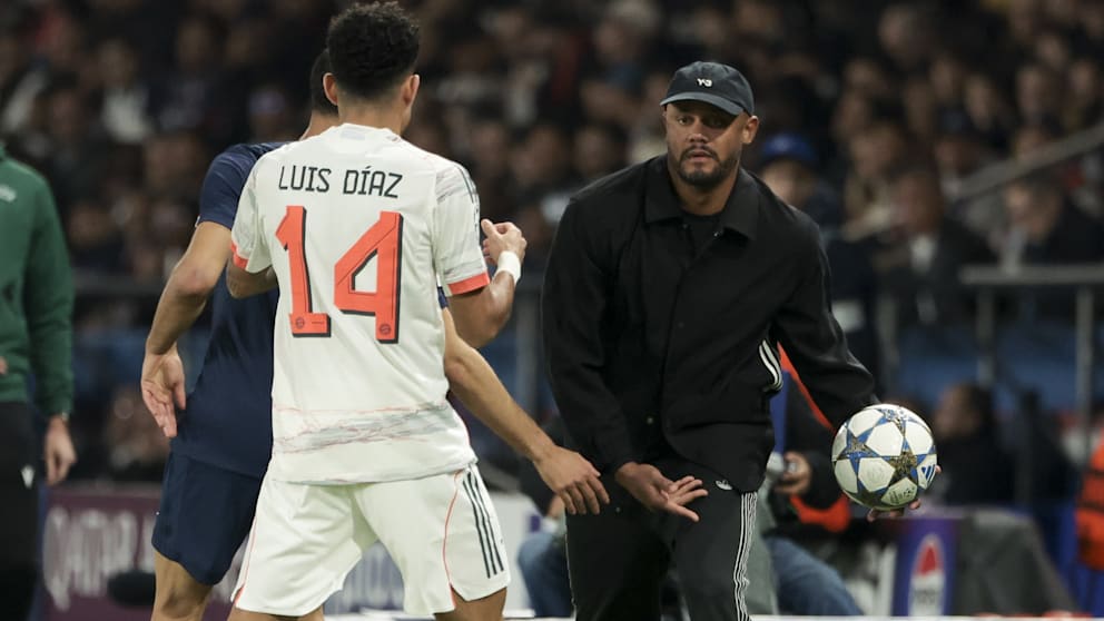 Bayerns Trainer Vincent Kompany (39) wirft Luis Diaz einen Aus-Ball zu