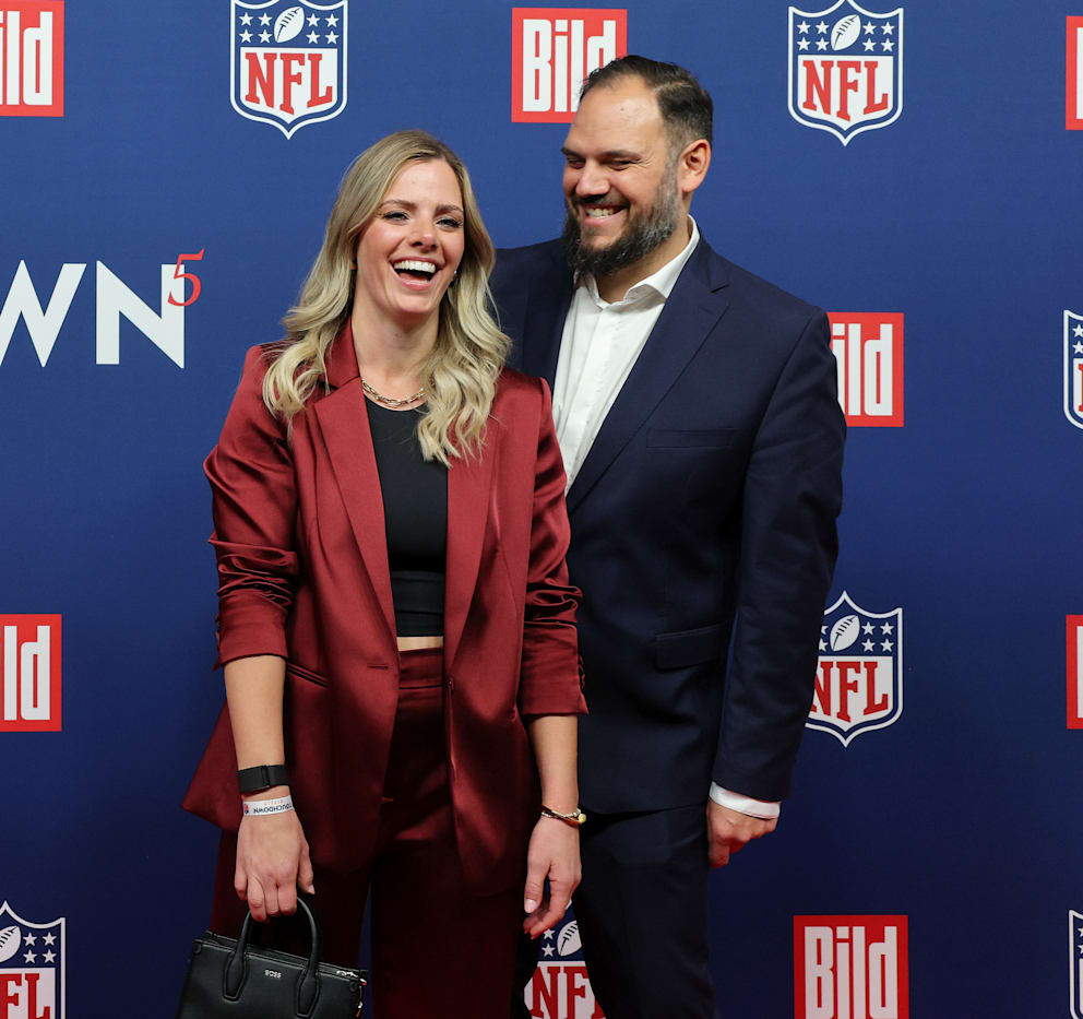 Football-Spielerin Mona Stevens (33) in Begleitung