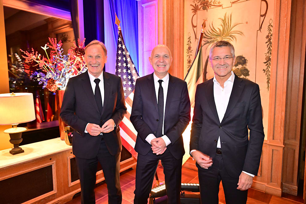 BVB-Chef Hans-Joachim Watzke (66/l.), DFB-Präsident Bernd Neuendorf (64/M.) und Bayern-Boss Herbert Hainer (71)
