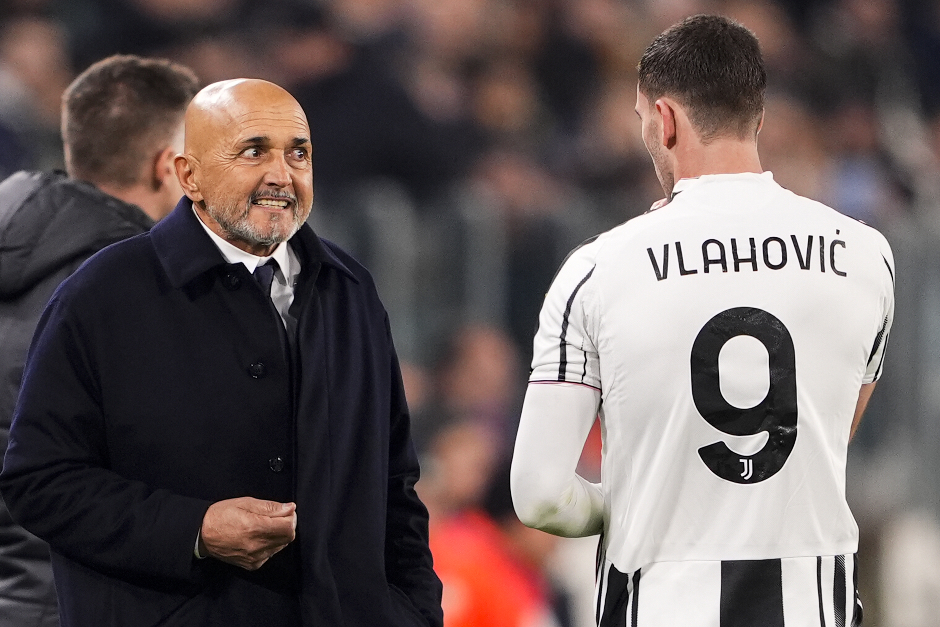 Juventus's head coach Luciano Spalletti speaks to Juventus's Dusan Vlahovic during the Uefa Champions League soccer match, between Juventus and Sporting CP at the Allianz Stadium in Turin, League phase Matchday 4, north west Italy - Tuesday, November 4, 2025. Sport - Soccer (Photo by Fabio Ferrari/LaPresse)