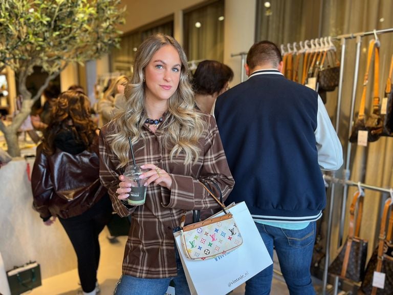 Frederique completely trendy with a matcha in hand, Chanel around her neck and designer bags on her arm (photo: Floortje Steigenga).