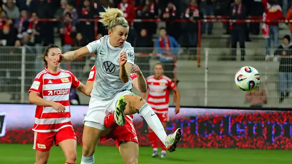 Lena Lattwein from VfL Wolfsburg in the game at Union Berlin