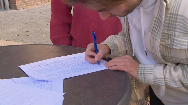 Customers sign their signature against the fishmonger's departure (photo: Omroep Brabant)