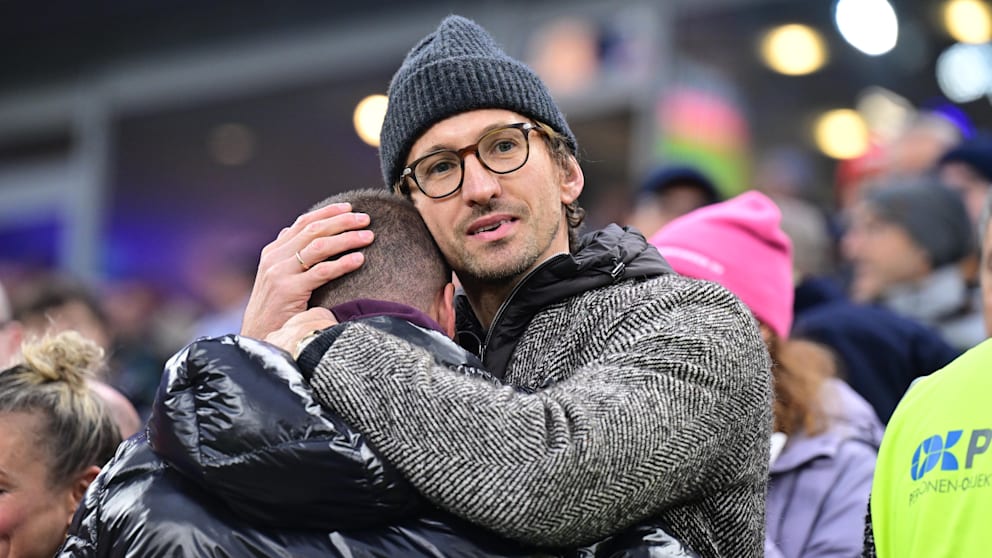 Ex-HSV-Torwart René Adler nimmt Diekmeier in den Arm