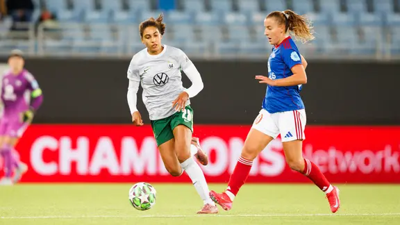 Cora Zicai (l.) from VfL Wolfsburg in a duel with Stine Brekken from Valerenga IF 