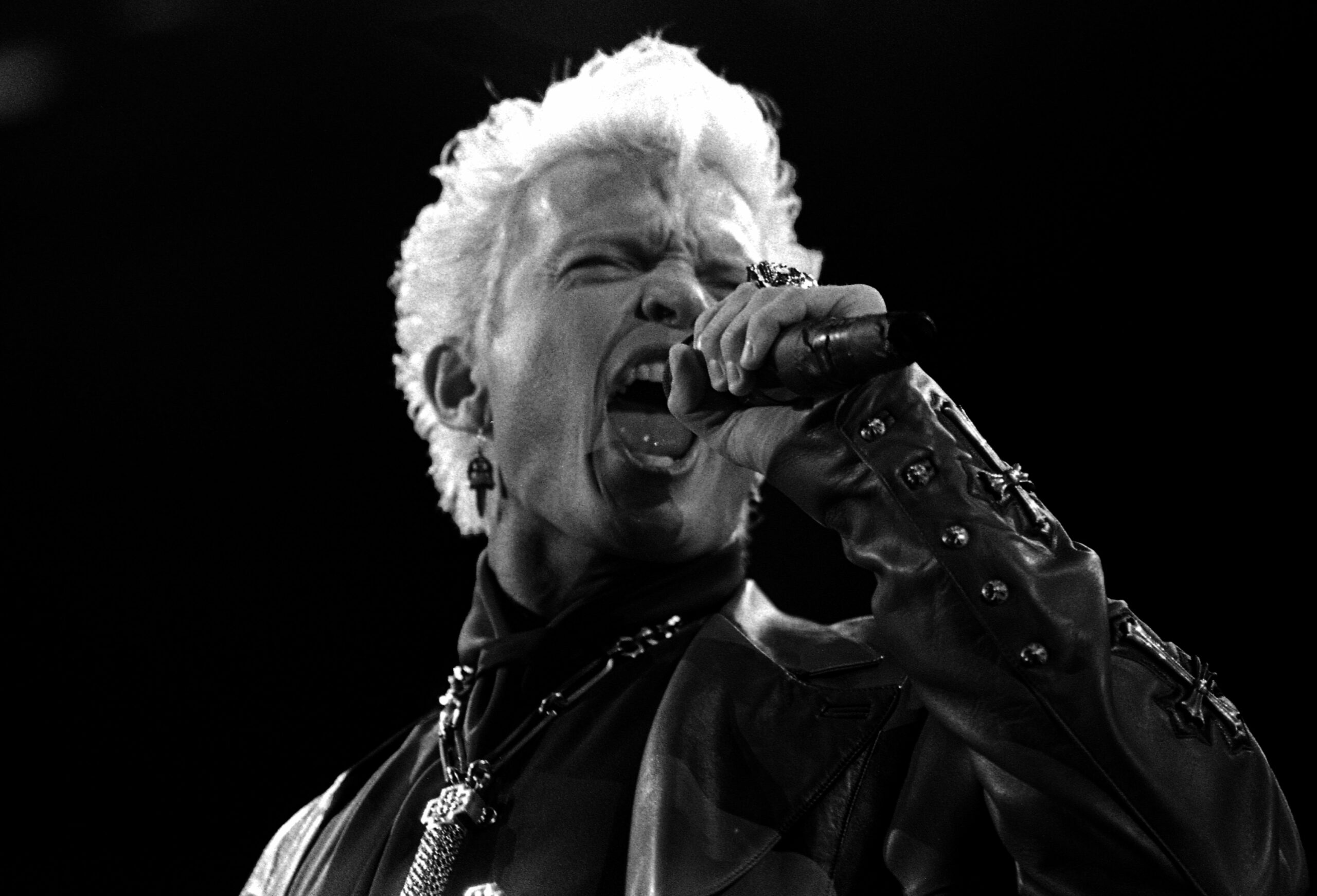 Billy Idol performs on stage at Wembley Arena, London, United Kingdom, December 1990. (Photo by Martyn Goodacre/Getty Images)