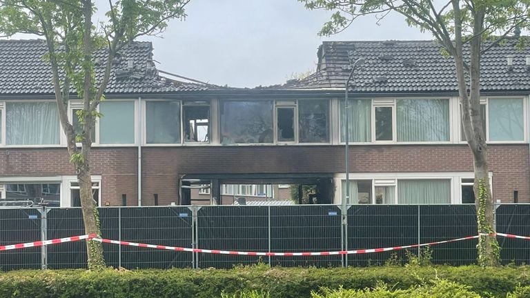 Black screens have been placed in front of the house where the fire raged (photo: Jos Verkuijlen).