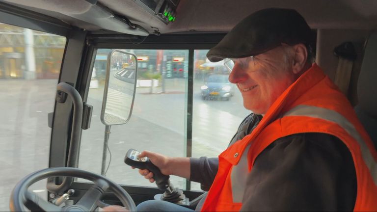 Henny drives around in his sweeper all morning with a smile (photo: Wilco Zonneveld). 