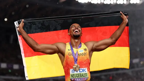 Leo Neugebauer celebrates his gold medal