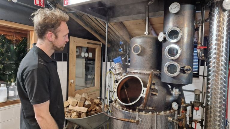 Making new whiskey (photo: Tom Berkers). 