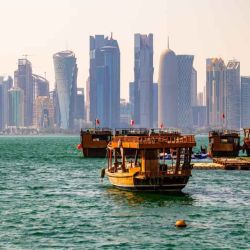 Skyline of the city of Doha, with the contrast of the typical boats in the sea. | Photo:Courtesy Years of Culture, Qatar