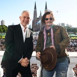 Johnny Depp with Mayor Julio Alak | Photo: CEDOC