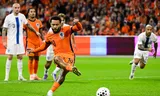 For Memphis Depay, who scores a penalty against Finland, it is mainly important to be fit at the start of the World Cup. Photo Olaf Kraak   