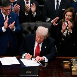 US President Donald Trump signs the package of legislation to reopen the federal government in the Oval Office of the White House in Washington, DC. Photo by Brendan SMIALOWSKI / AFP | Photo:AFP