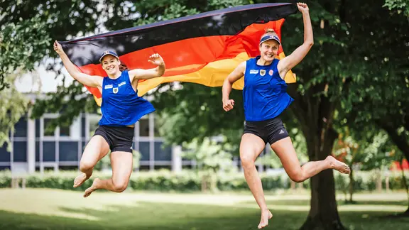 The German beach volleyball players Cinja Tillmann (r.) and Svenja Müller 
