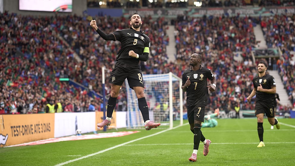 Bruno Fernandes (31) feiert sein Hattrick-Tor gegen Armenien