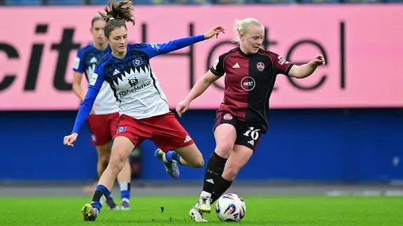 Hamburg's Lotta Wrede (l.) in a duel with Aleigh Gambone