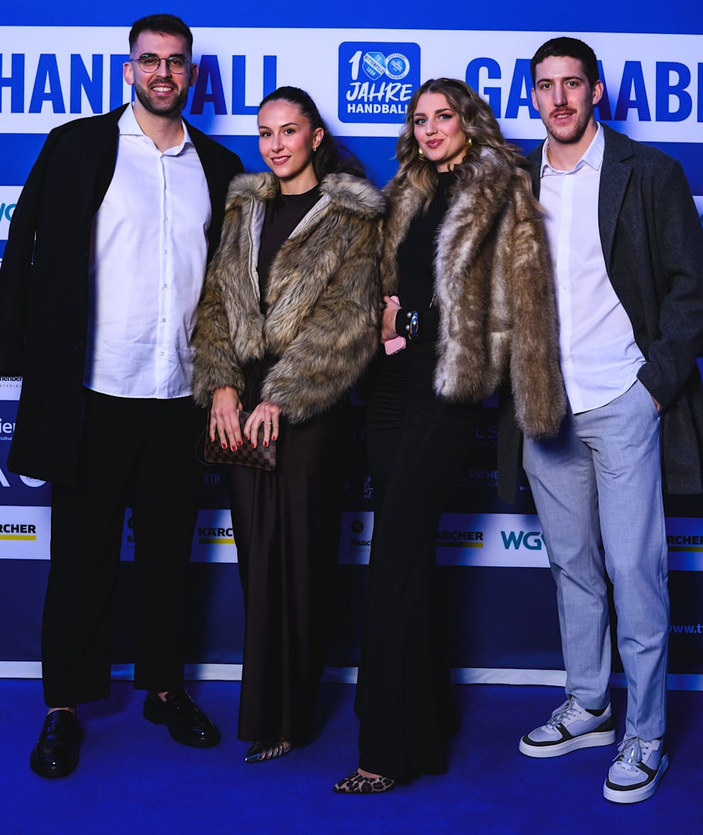 Lässige Typen mit glamourösen Begleiterinnen: Torwart Miljan Vujovic mit seiner Karla, Rechtsaußen Ivan Snajder kam mit