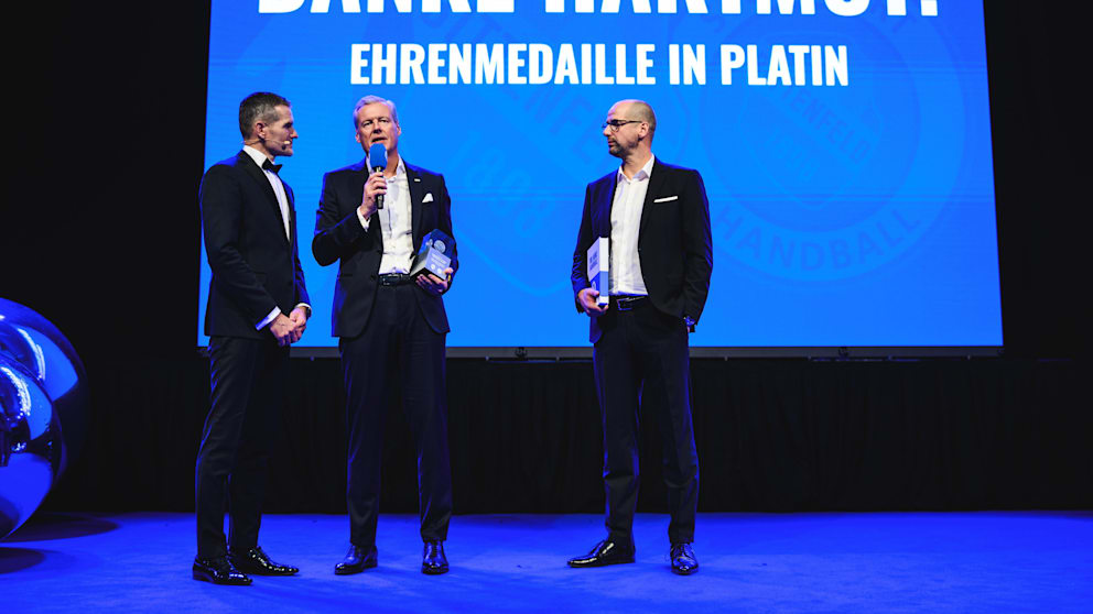 Kärcher-Chef Hartmut Jenner (M.) bei seiner Ehrung mit Jürgen Schweikardt (r.) und Moderator Jens Zimmermann