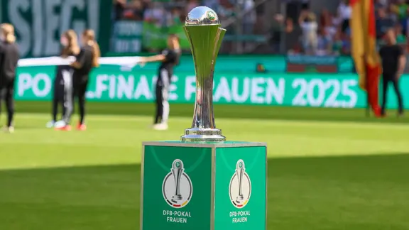 The DFB Cup for women is on a pedestal.