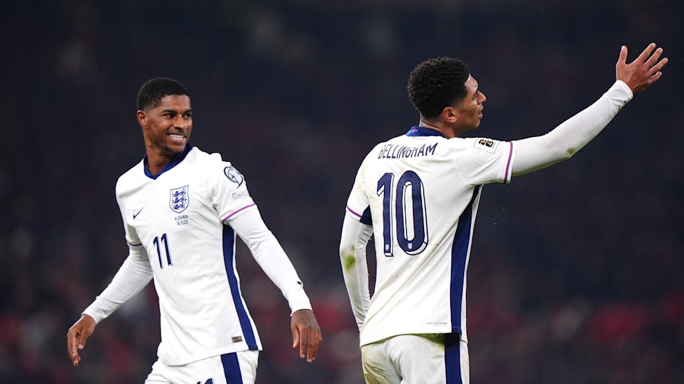 Englands Jude Bellingham (r.) wirkt nicht glücklich mit seiner Auswechslung beim 2:0-Sieg gegen Albanien