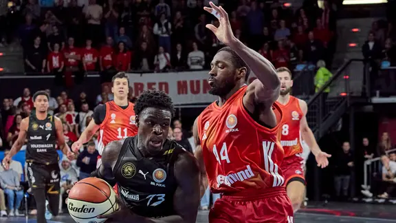 Njie Barra (Basketball Löwen Braunschweig Point Guard (No.13)