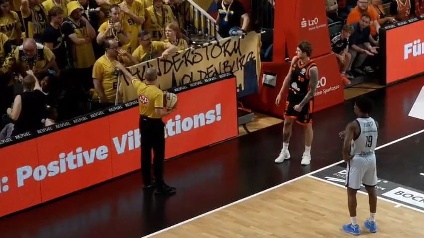 Schiri Oliver Krause greift durch, zeigt klar, welcher Zuschauer gehen muss