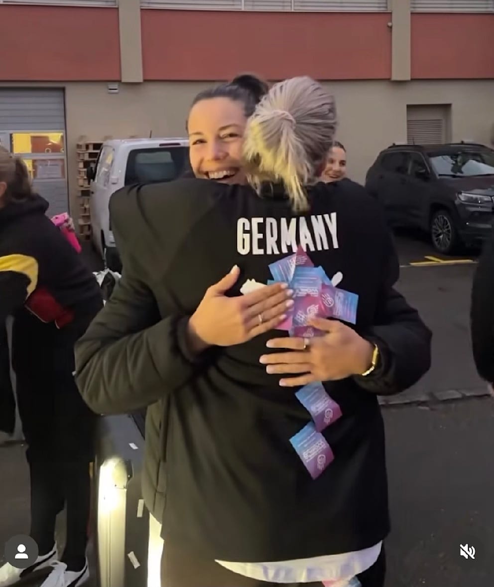 Anja Althaus (43) wird herzlich von Emily Vogel (27) geknuddel und dabei der Rücken mit Aufklebern bestückt