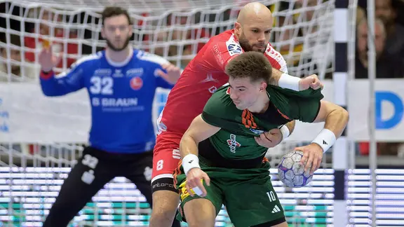 Game scene MT Melsungen against TSV Hannover-Burgdorf: Renars Uscins (front)