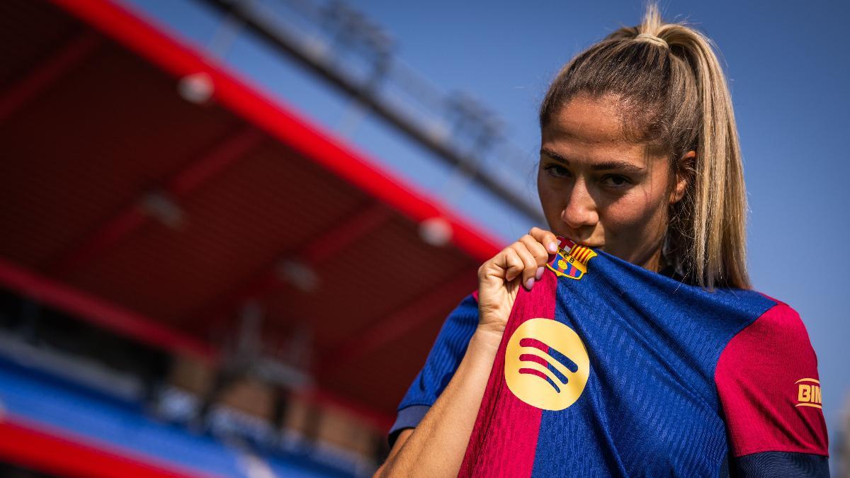 Laia Aleixandri kisses the Barça shield
