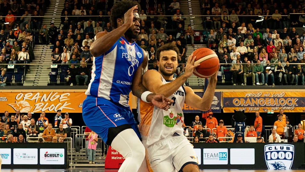 Rostocks Bagette setzt sich gegen Javian Davis durch. Die beiden Spieler waren jeweils die Topscorer für ihre Teams