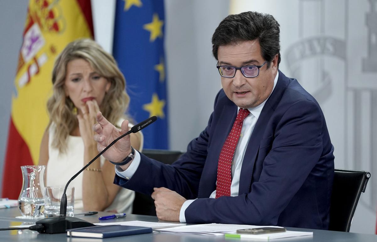 The Minister of Digital Transformation, Óscar López, and the second vice president, Yolanda Díaz, at a press conference after the Council of Ministers this Tuesday.