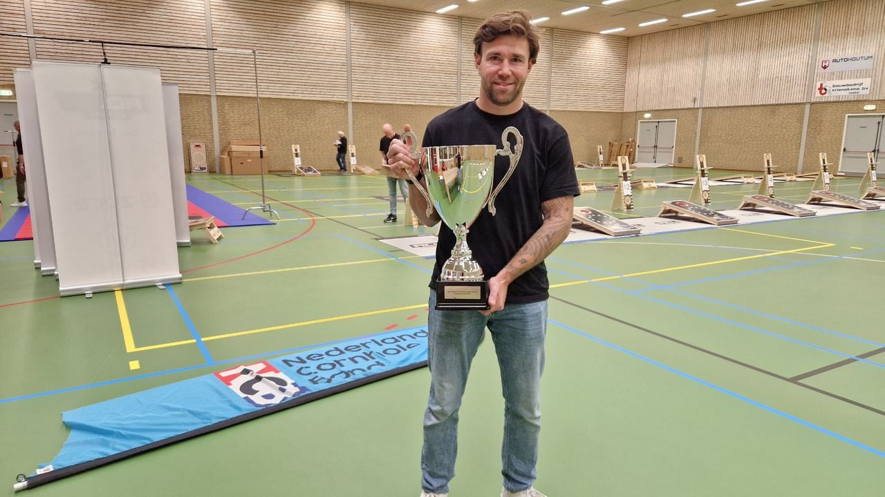 The winner walks away with this cup, which Nard Manders proudly holds in his hands (photo: Tom Berkers).